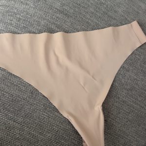 Sømløs blød beige G-streng