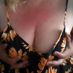 Billed af bryster uden bluse