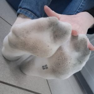 Beskidte ankelstrømper