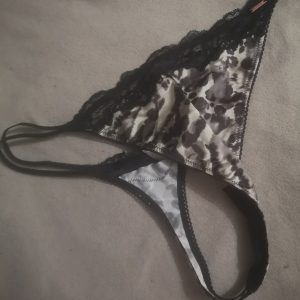 Brugte velduftende g-strings  trusser sælges.