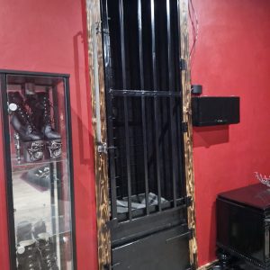 Femdom session i lækker dungeon!